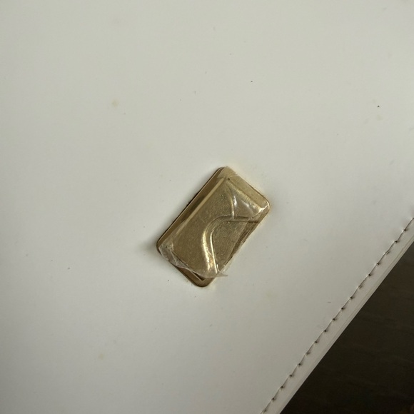 Pinko White Leather Shoulder Bag with Gold Chain and Accents 28cm - Picture 5 of 10